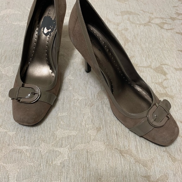 BANDOLINO SUEDE AND PATENT LEATHER PUMP IN TAUPE - Picture 2 of 7